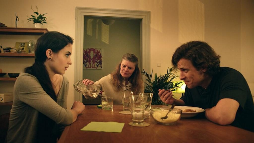 Obrázek z filmu: Vejška - Eva Josefíková, Zuzana Bydžovská a Tomáš Vorel, Jr.