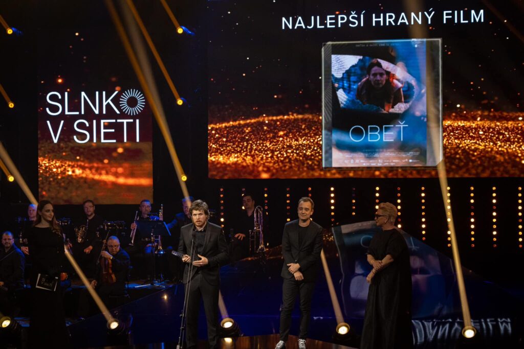 Producent Jakub Viktorín a režisér Michal Blaško právě přebírají cenu za nejlepší film roku.