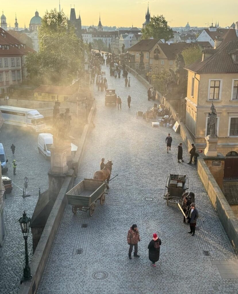 Svítání na Karlově mostě. Původně mělo pršet, ale někdo tam nahoře nás podržel. Foto: Marlene Film Production.