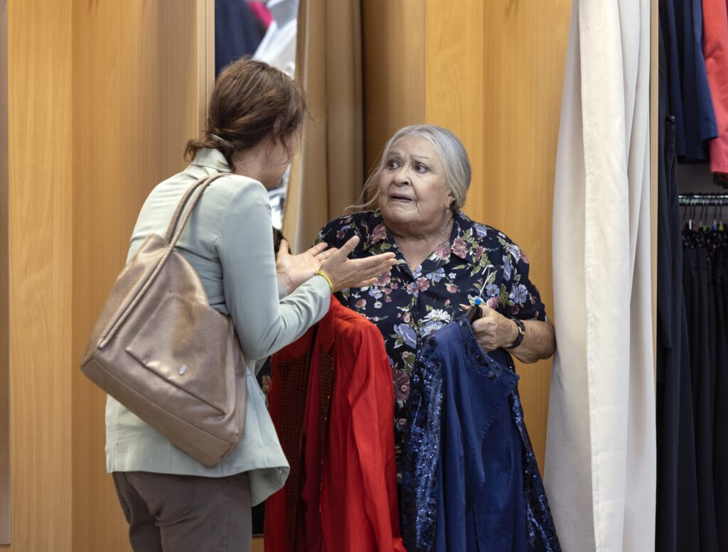 Jiřina Bohdalová a Lenka Vlasáková ve filmu Svatá. Foto: Pavla Černá - Česká televize.