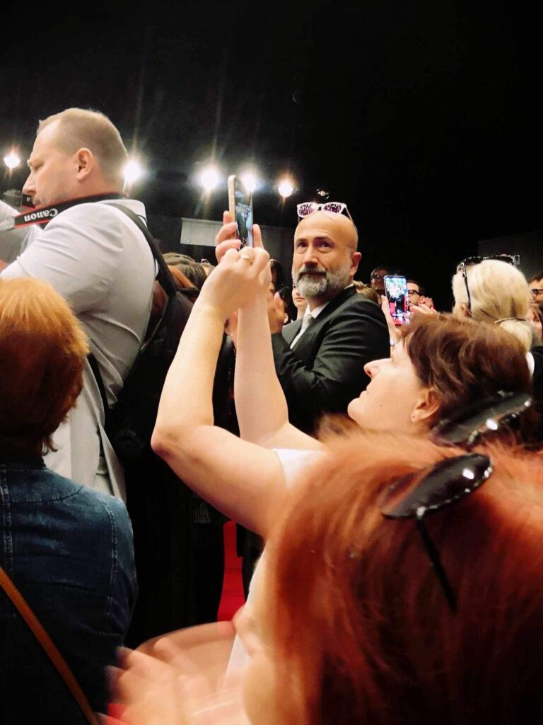 Takhle mě při závěrečné děkovačce vyfotil jeden můj bývalý student Ivan Crnac. Navenek to nejde znát, ale uvnitř se toho děje hodně. Foto: Ivan Crnac.