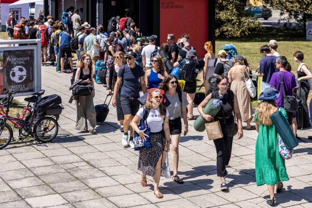 Během pár hodin se ospalé prázdné město zaplní tisíci lidmi a promění v úžasný letní festival. Foto: ČTK / Tomáš Železný.